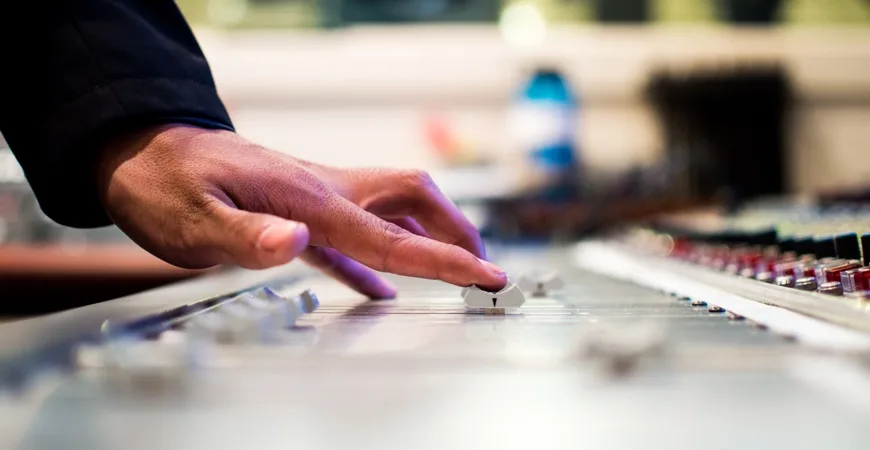 You are currently viewing 25 of the best romantic songs to play during your wedding
